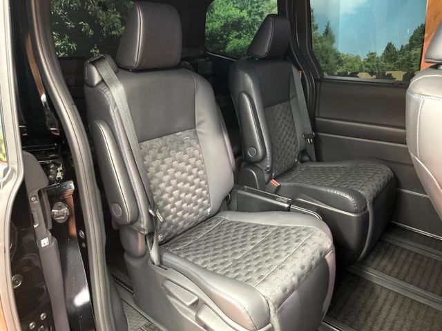 TOYOTA VOXY HYBRID 2022