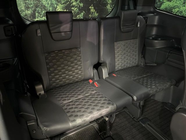 TOYOTA VOXY HYBRID 2022