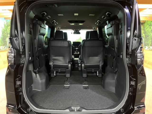 TOYOTA VOXY HYBRID 2022