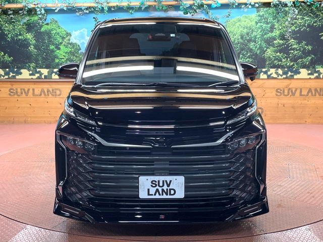 TOYOTA VOXY HYBRID 2022