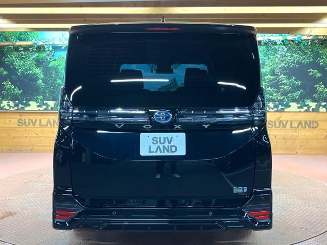 TOYOTA VOXY HYBRID 2022