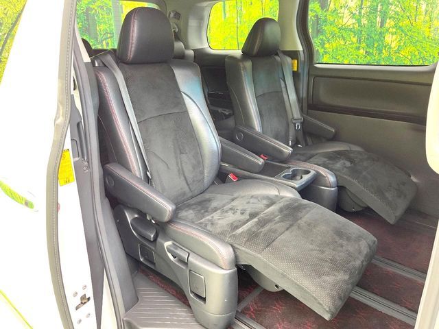 TOYOTA VELLFIRE 2013