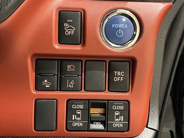 TOYOTA VOXY HYBRID 2017