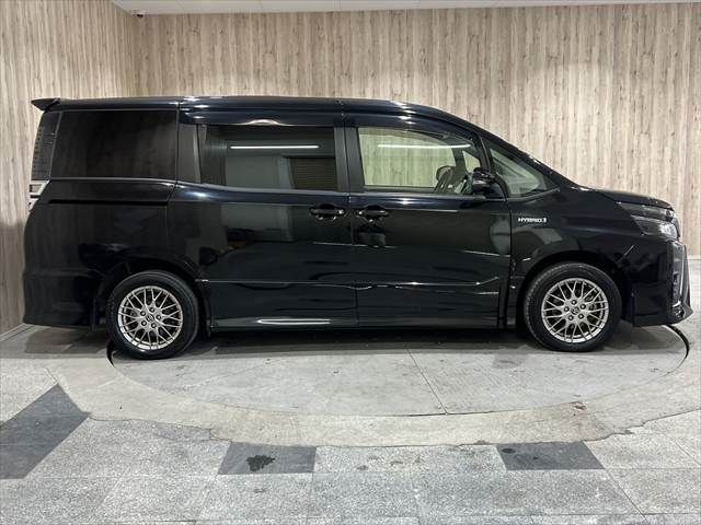 TOYOTA VOXY HYBRID 2017