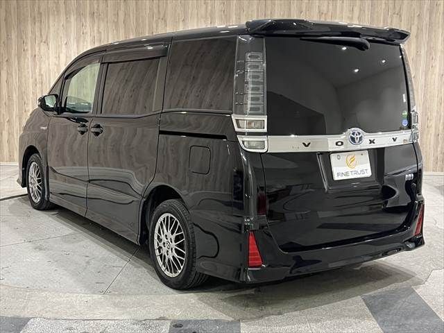 TOYOTA VOXY HYBRID 2017