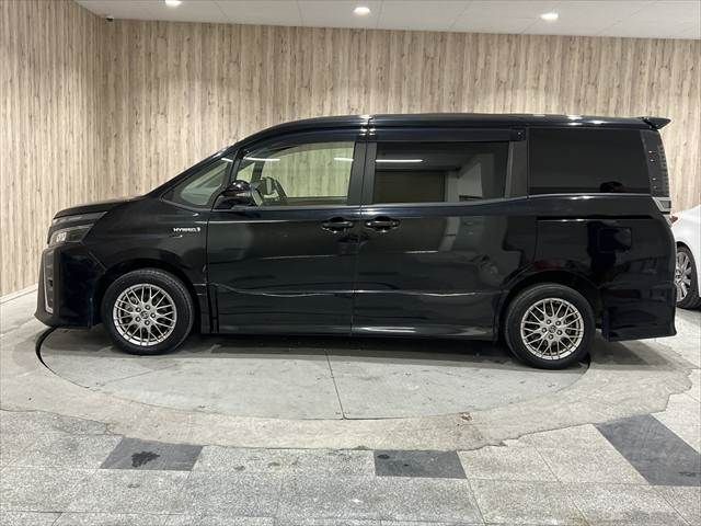 TOYOTA VOXY HYBRID 2017