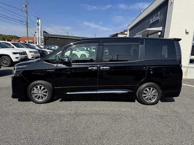 TOYOTA VOXY HYBRID 2014