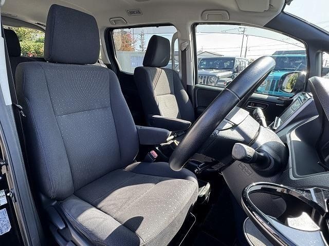 TOYOTA VOXY HYBRID 2014