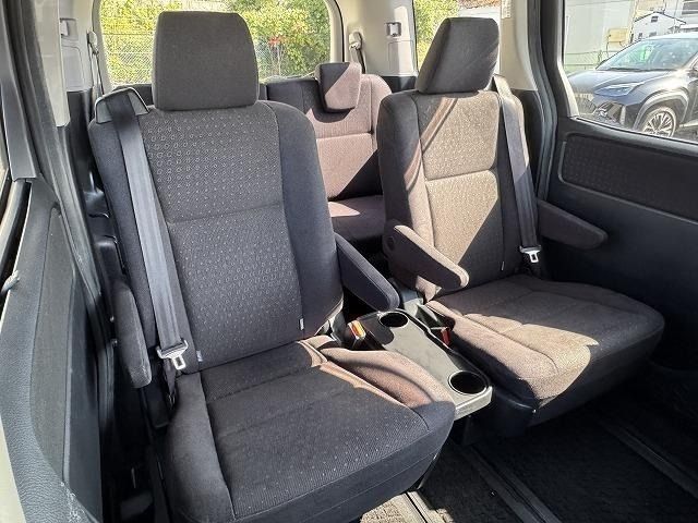 TOYOTA VOXY HYBRID 2014