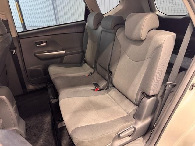 TOYOTA PRIUS Alpha 2013