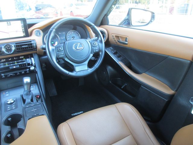 TOYOTA LEXUS IS300h 2023