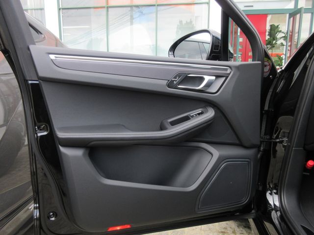 PORSCHE PORSCHE Macan 2024