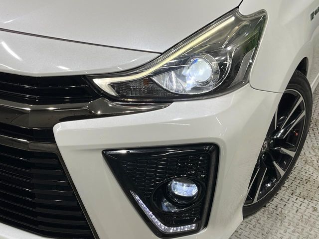 TOYOTA PRIUS Alpha 2015