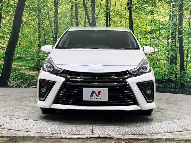 TOYOTA PRIUS Alpha 2015