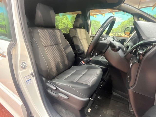 TOYOTA VOXY 4WD 2019