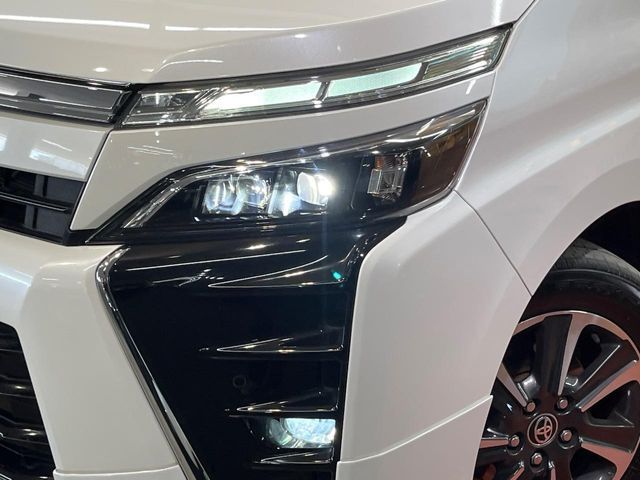TOYOTA VOXY 4WD 2019