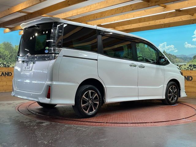 TOYOTA VOXY 4WD 2019