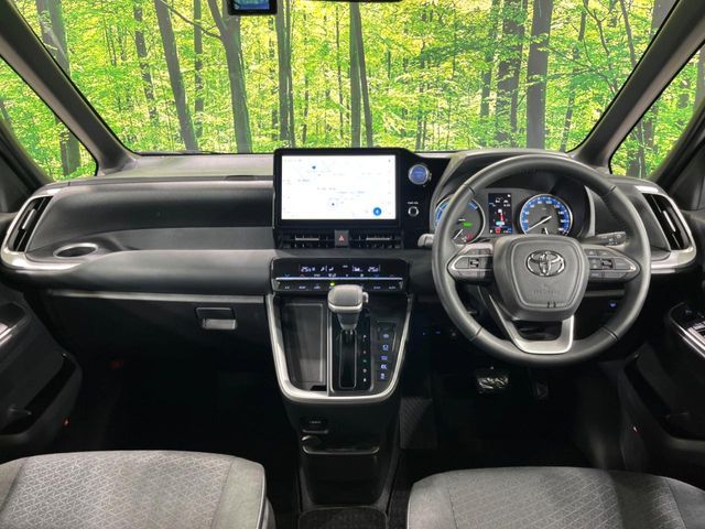 TOYOTA VOXY HYBRID 4WD 2023