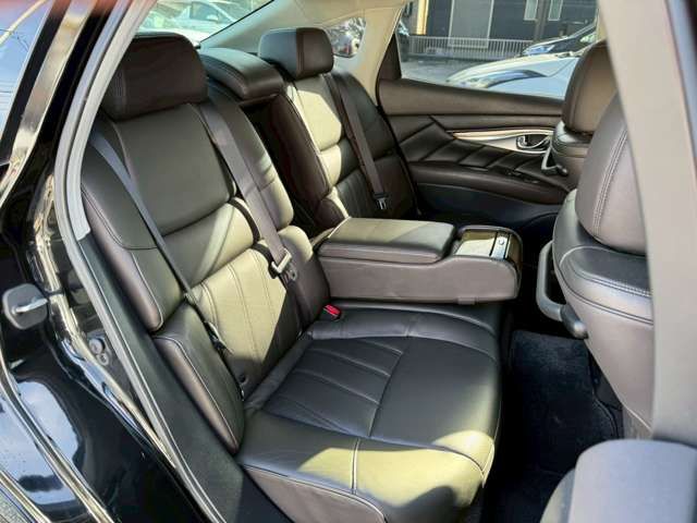 NISSAN FUGA HYBRID 2011