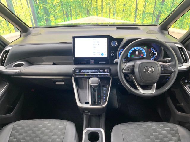 TOYOTA VOXY HYBRID 2022