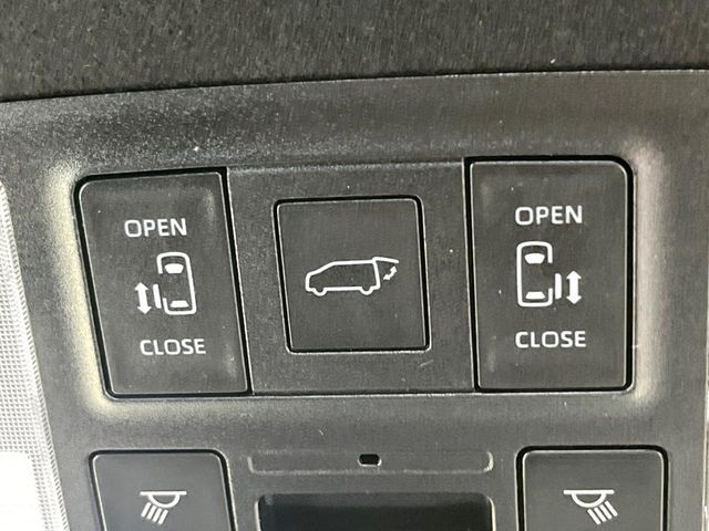 TOYOTA VOXY HYBRID 2022