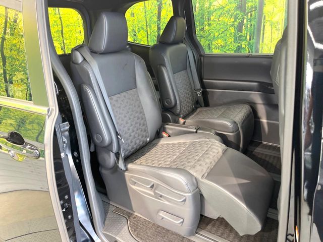 TOYOTA VOXY HYBRID 2022