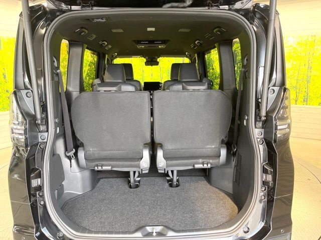 TOYOTA VOXY HYBRID 2022