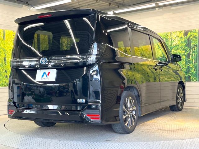 TOYOTA VOXY HYBRID 2022