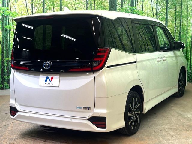 TOYOTA NOAH HYBRID 2023