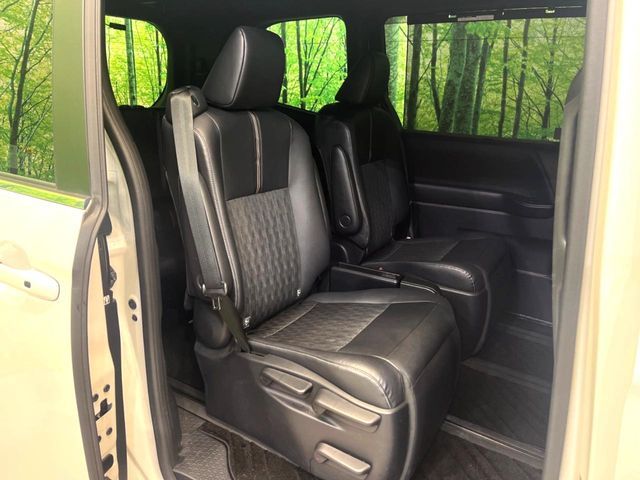 TOYOTA NOAH HYBRID 2023