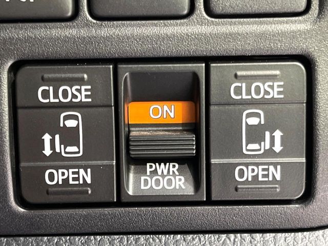 TOYOTA VOXY 4WD 2018