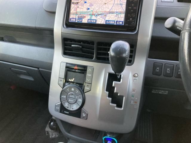 TOYOTA VOXY 4WD 2009