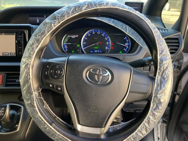 TOYOTA NOAH HYBRID 2014