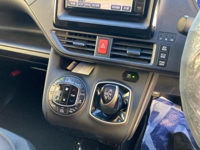 TOYOTA NOAH HYBRID 2014