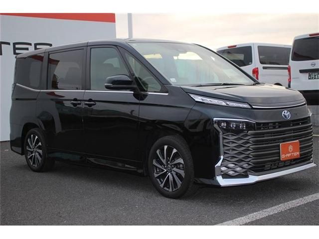 TOYOTA VOXY HYBRID 2023