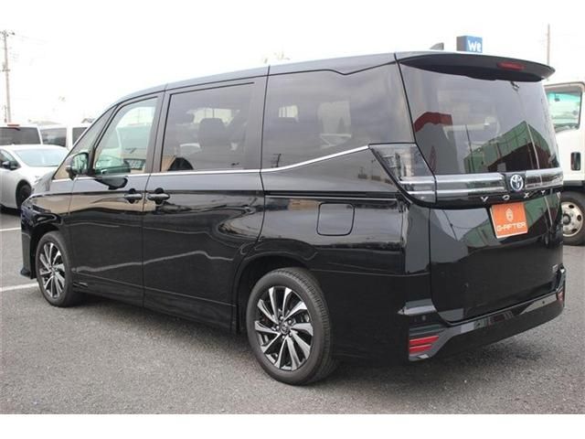 TOYOTA VOXY HYBRID 2023