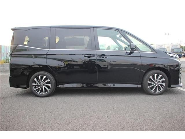 TOYOTA VOXY HYBRID 2023