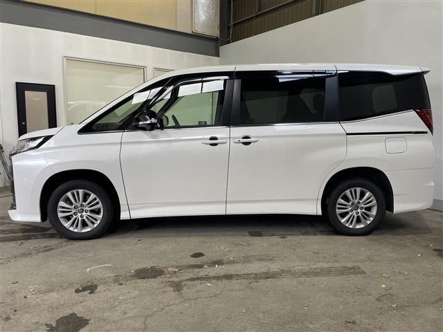 TOYOTA NOAH HYBRID 4WD 2023