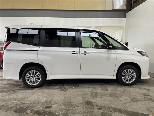 TOYOTA NOAH HYBRID 4WD 2023