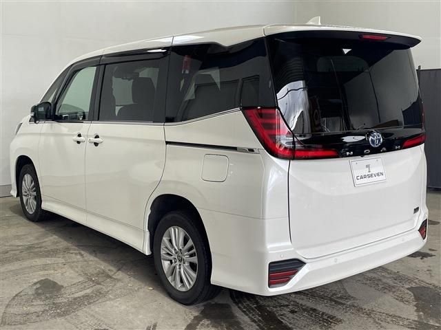 TOYOTA NOAH HYBRID 4WD 2023