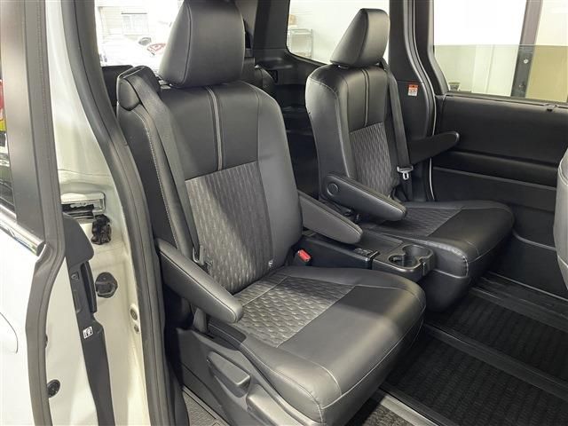 TOYOTA NOAH HYBRID 4WD 2023