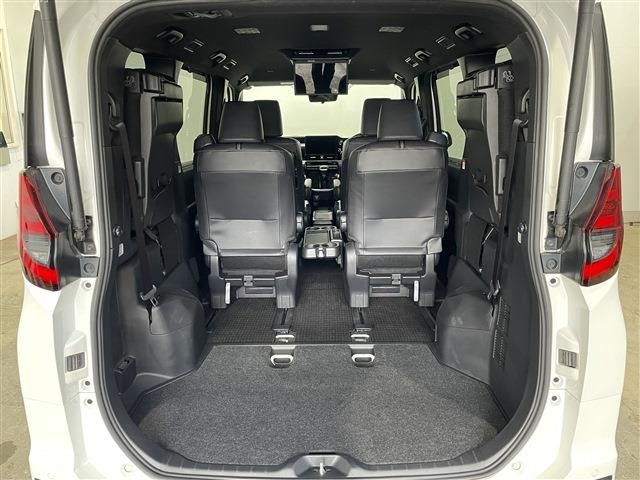 TOYOTA NOAH HYBRID 4WD 2023