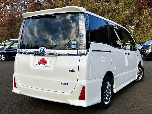 TOYOTA VOXY HYBRID 2016