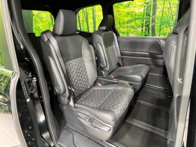 TOYOTA VOXY 4WD 2025