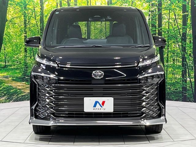 TOYOTA VOXY 4WD 2025