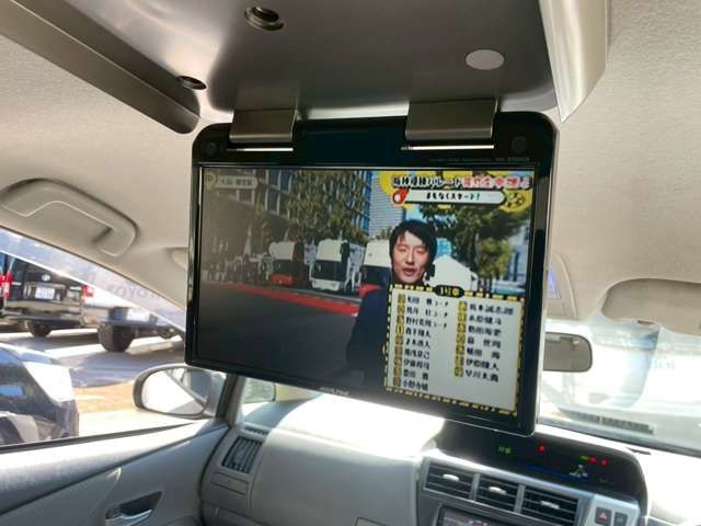 TOYOTA PRIUS Alpha 2012