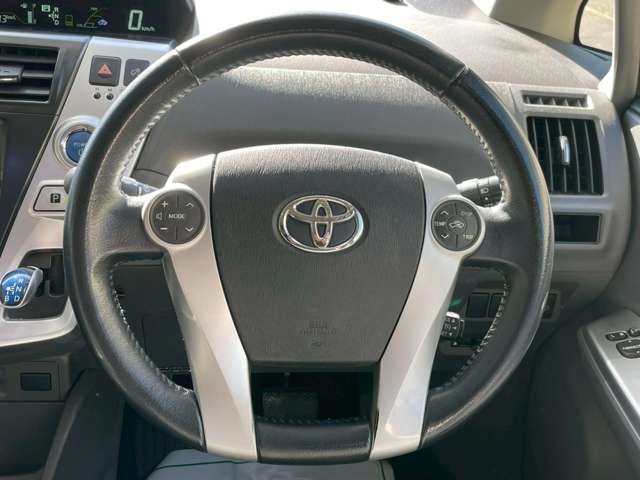 TOYOTA PRIUS Alpha 2012