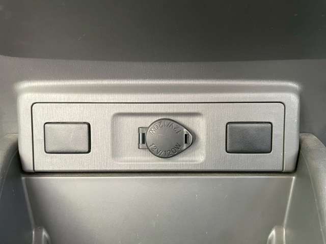 TOYOTA PRIUS Alpha 2012