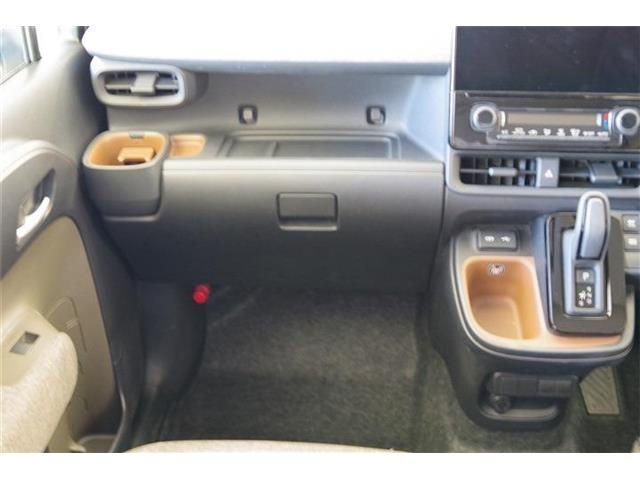 TOYOTA SIENTA HYBRID 2024