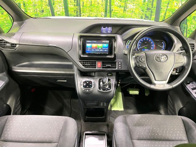 TOYOTA VOXY HYBRID 2015